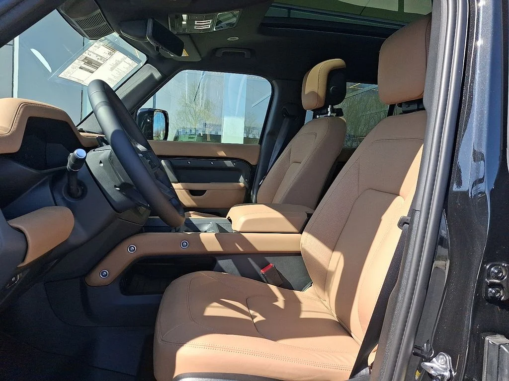 New 2026 Santorini Black Land Rover X-Dynamic SE image 9