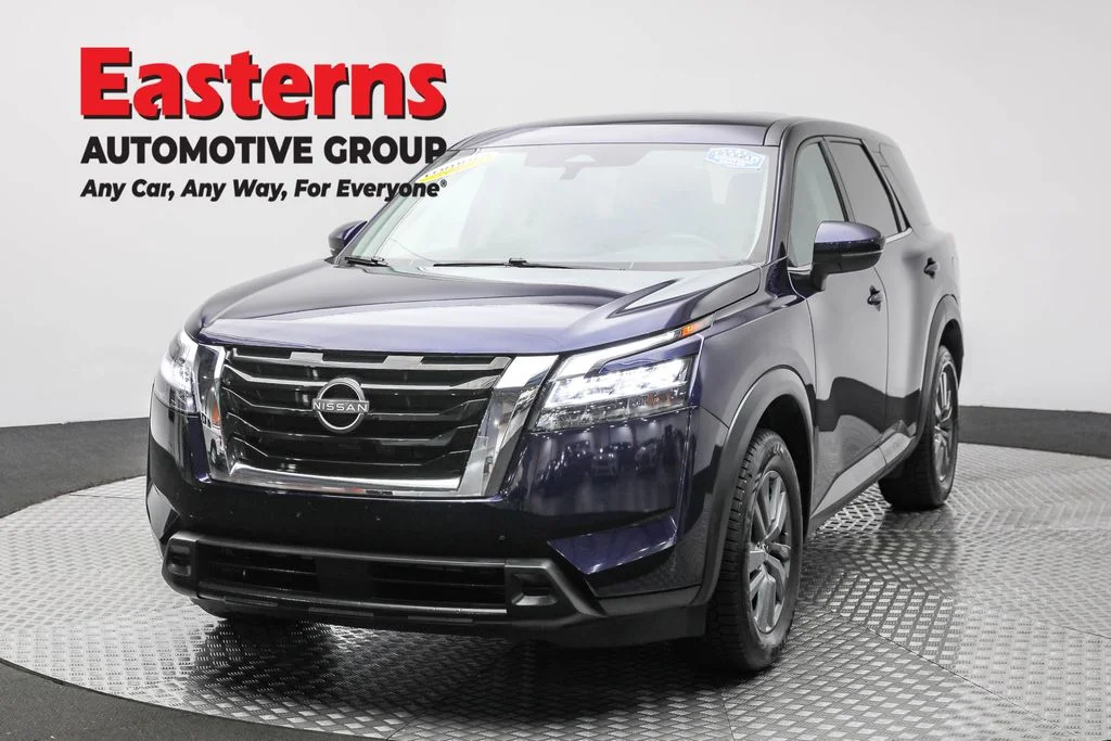 Used 2022 Blue Nissan S image 1