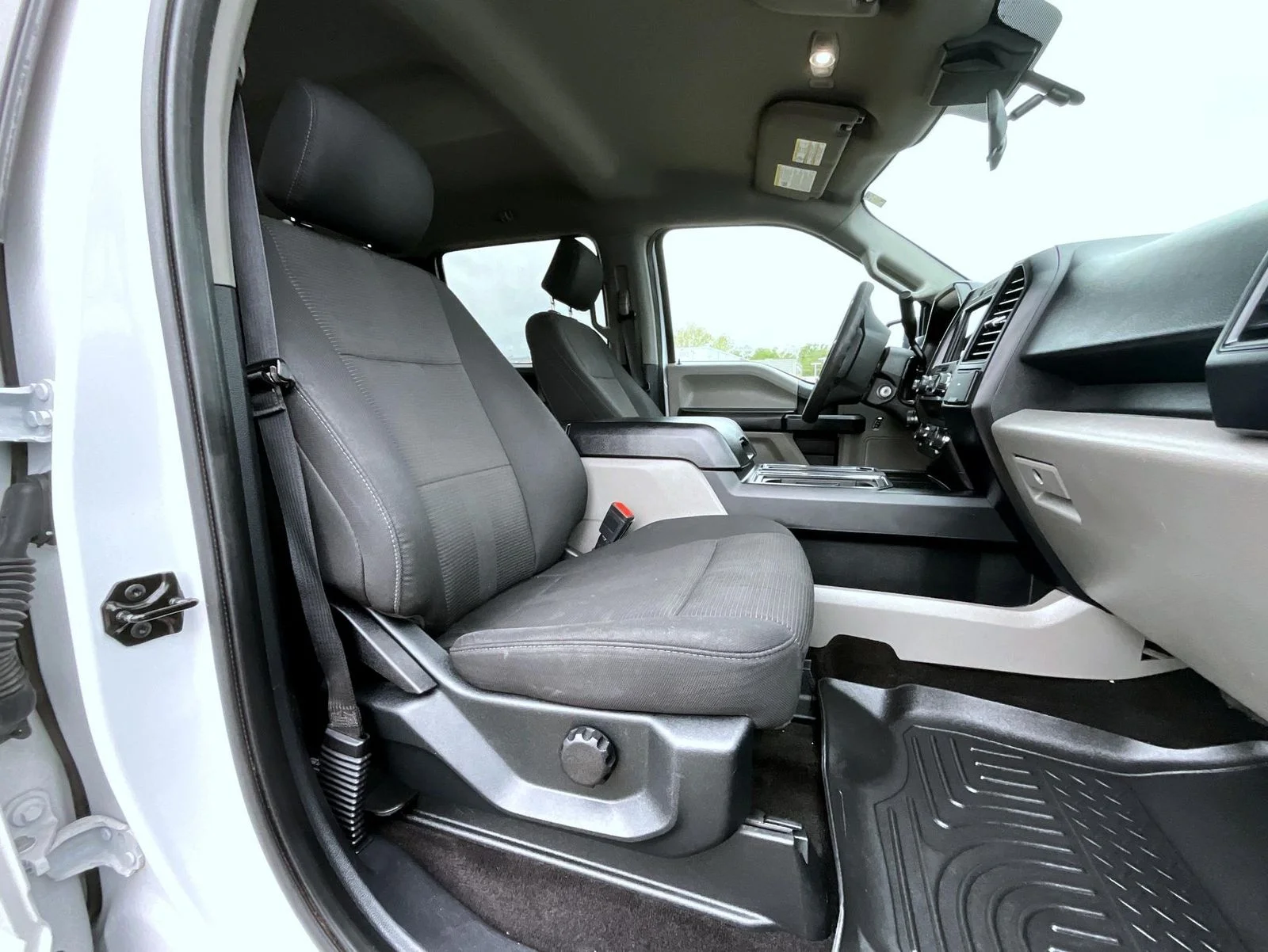Used 2019 White Ford XL image 16