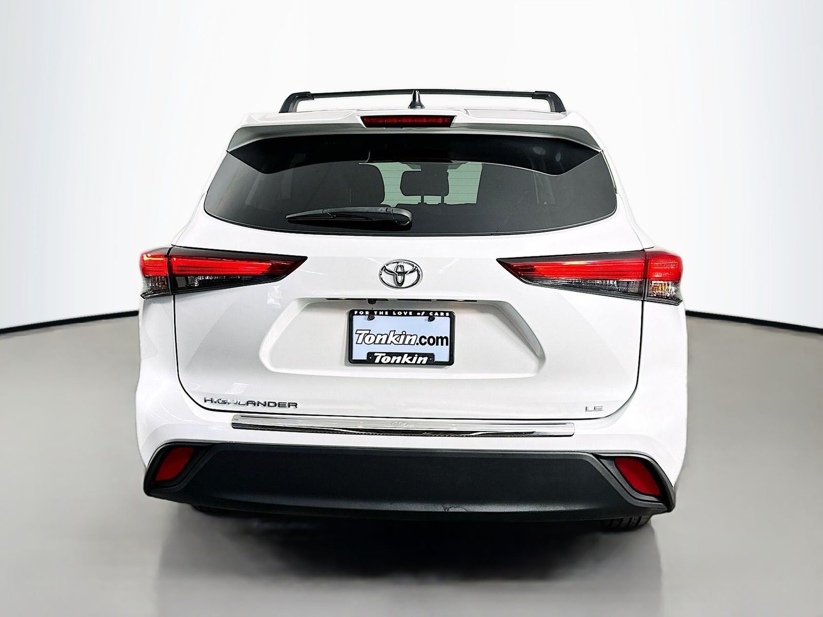 Used 2022 Pearl Toyota LE image 7
