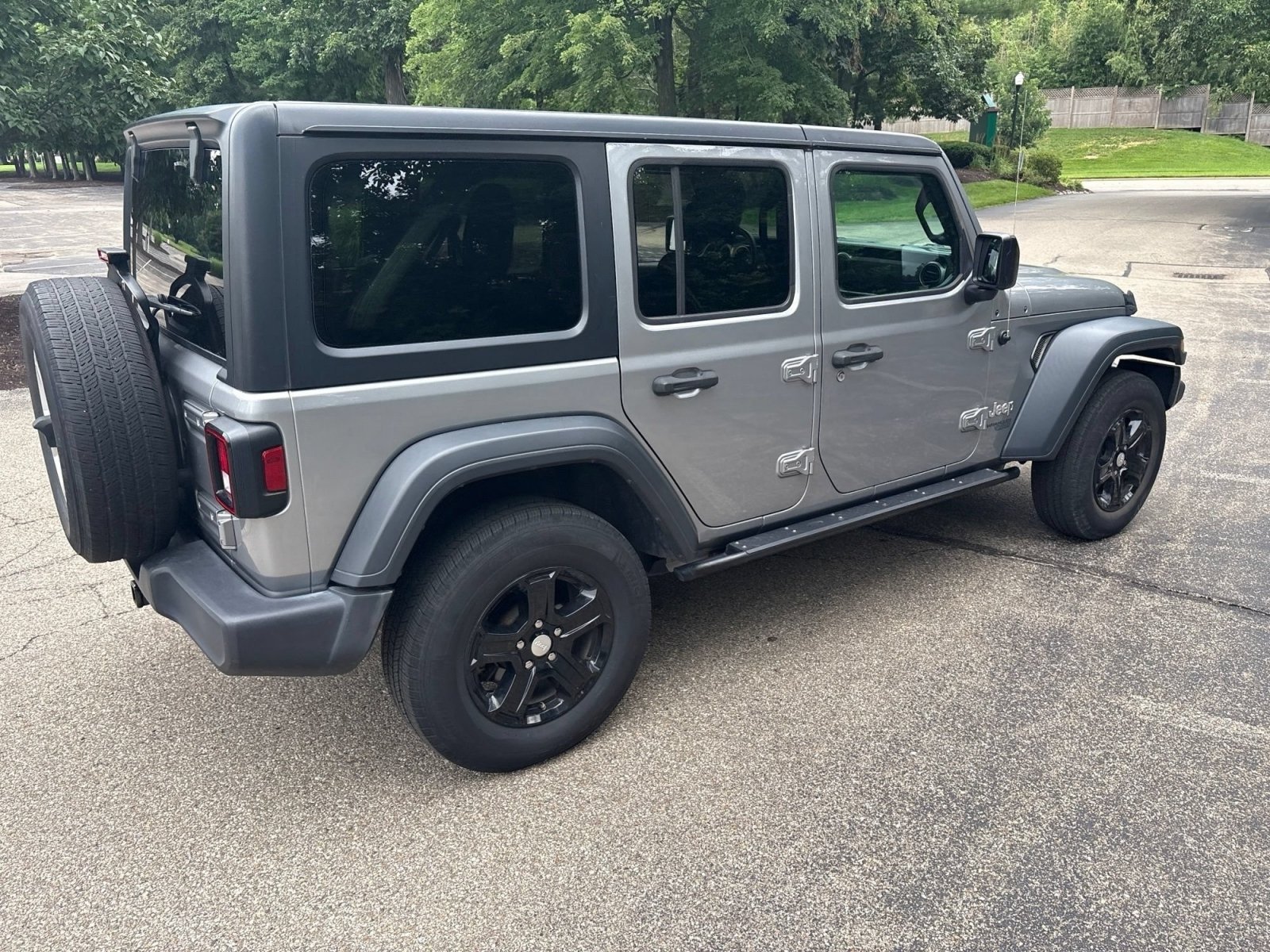 Used 2018 Billet Silver Metallic Clearcoat Jeep Sport S image 24