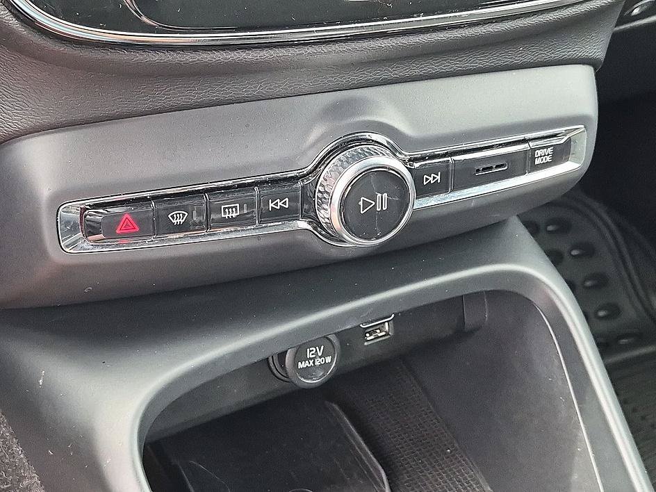 Used 2019  Volvo R-Design image 25