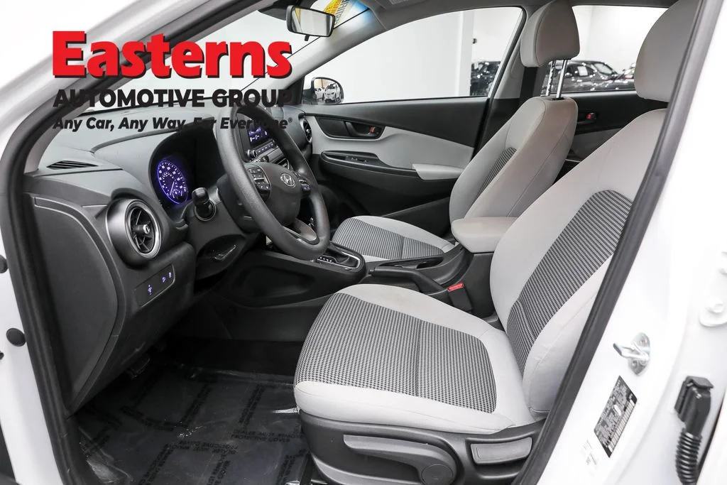 Used 2022 White Hyundai SE image 14