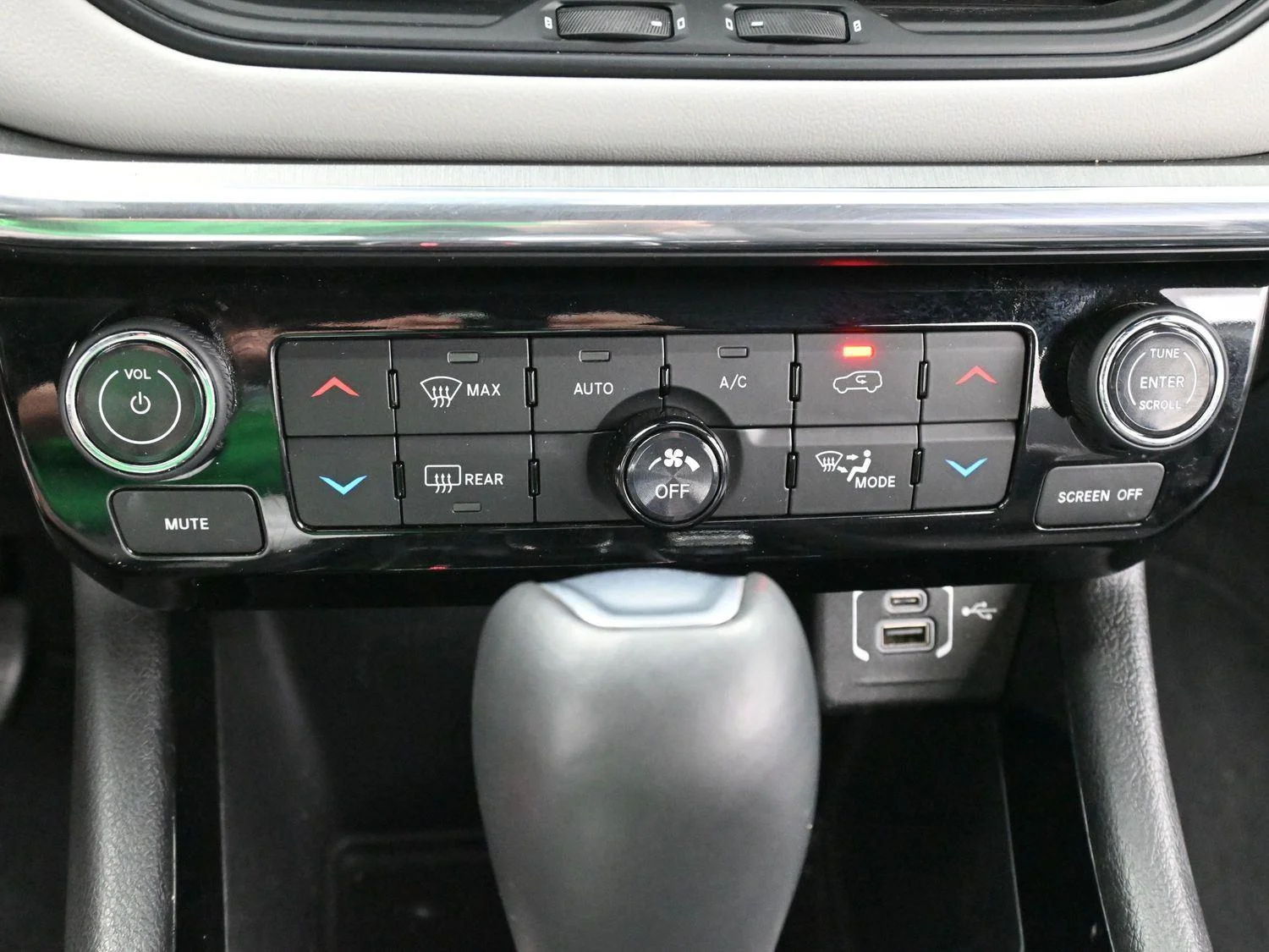 Used 2023 Diamond Black Crystal Pearlcoat Jeep Limited image 22