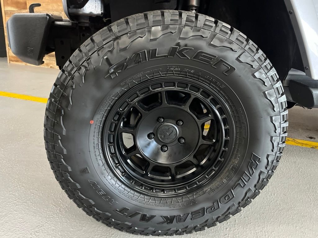 Used 2014 Billet Metallic Clearcoat Jeep Unlimited Sahara image 5