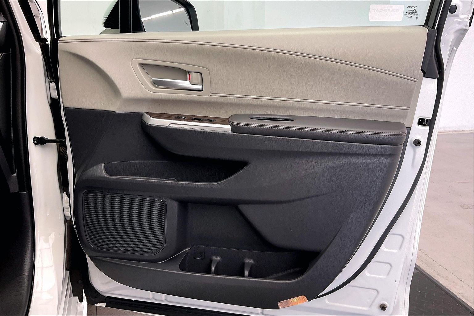 Used 2022 Wind Chill Pearl Toyota XLE image 27