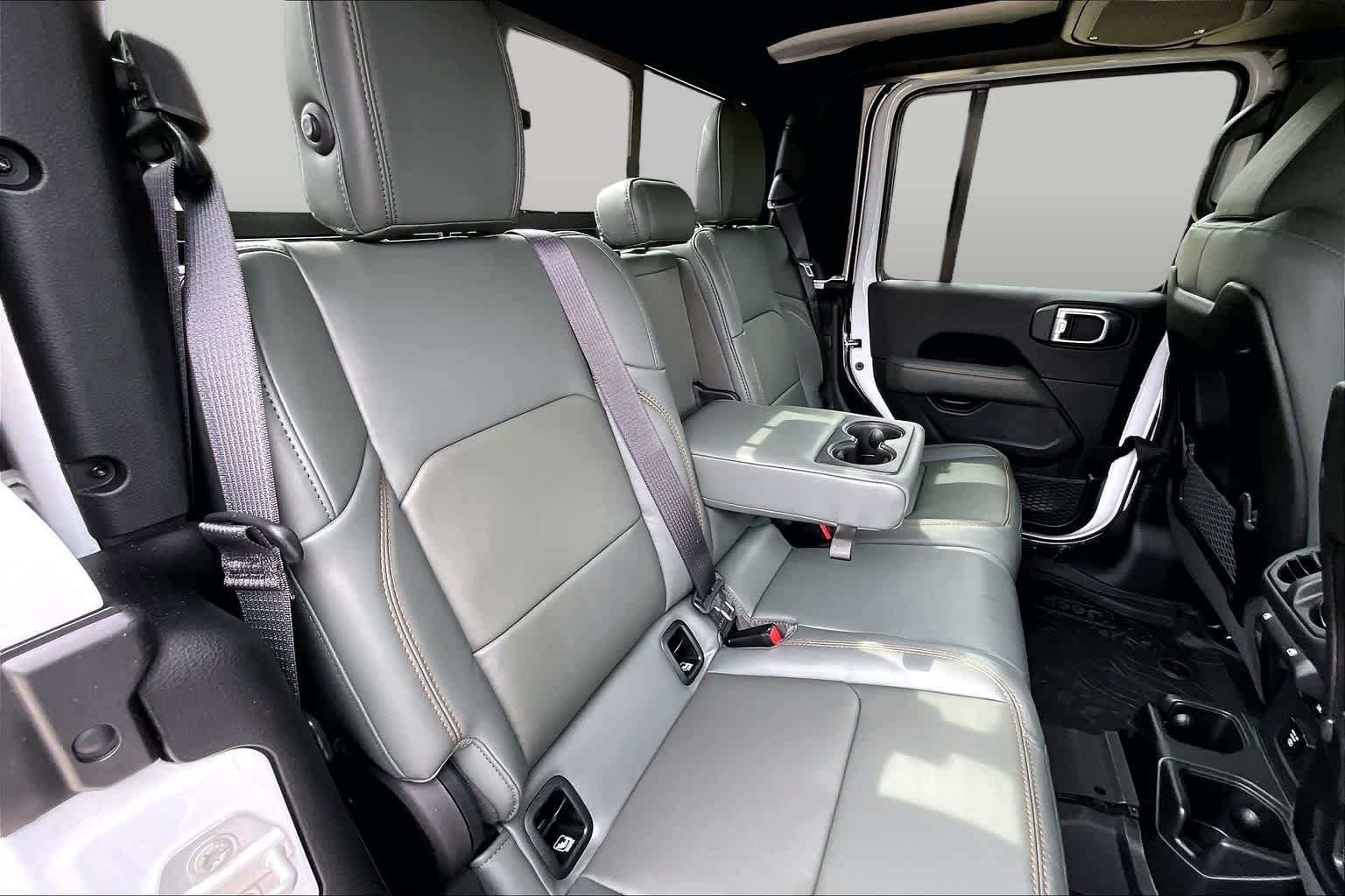 New 2026 Bright White Clear-Coat Exterior Paint Jeep Mojave X image 23