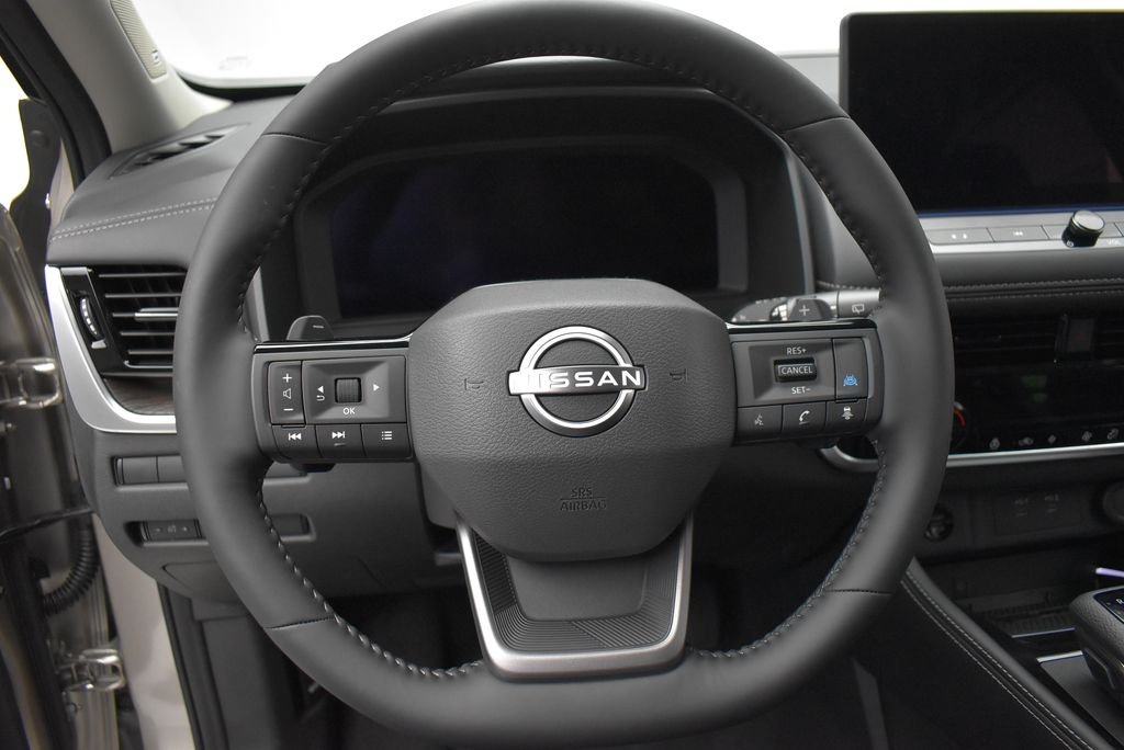 New 2026 Champagne Silver Metallic / Super Black Two-tone Nissan Platinum image 17