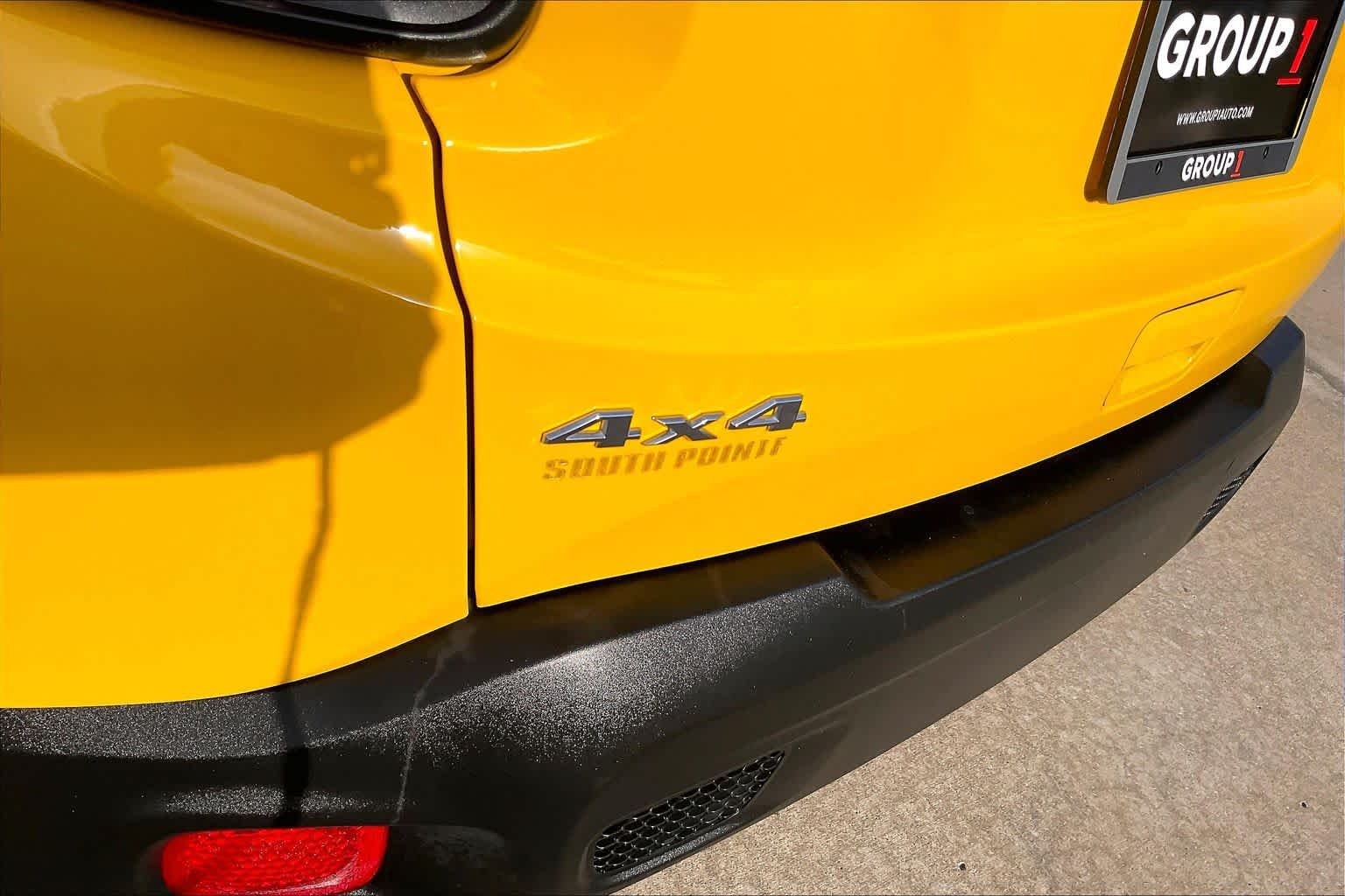 Used 2023 Solar Yellow Clearcoat Jeep Latitude image 10