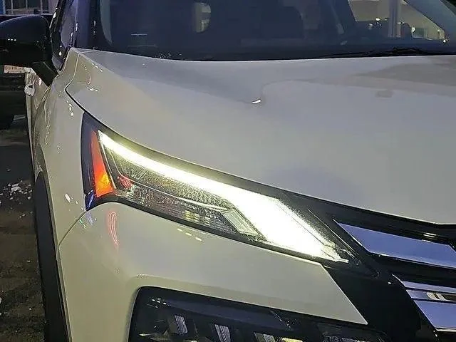 Used 2025 White/off-white Nissan SL image 18