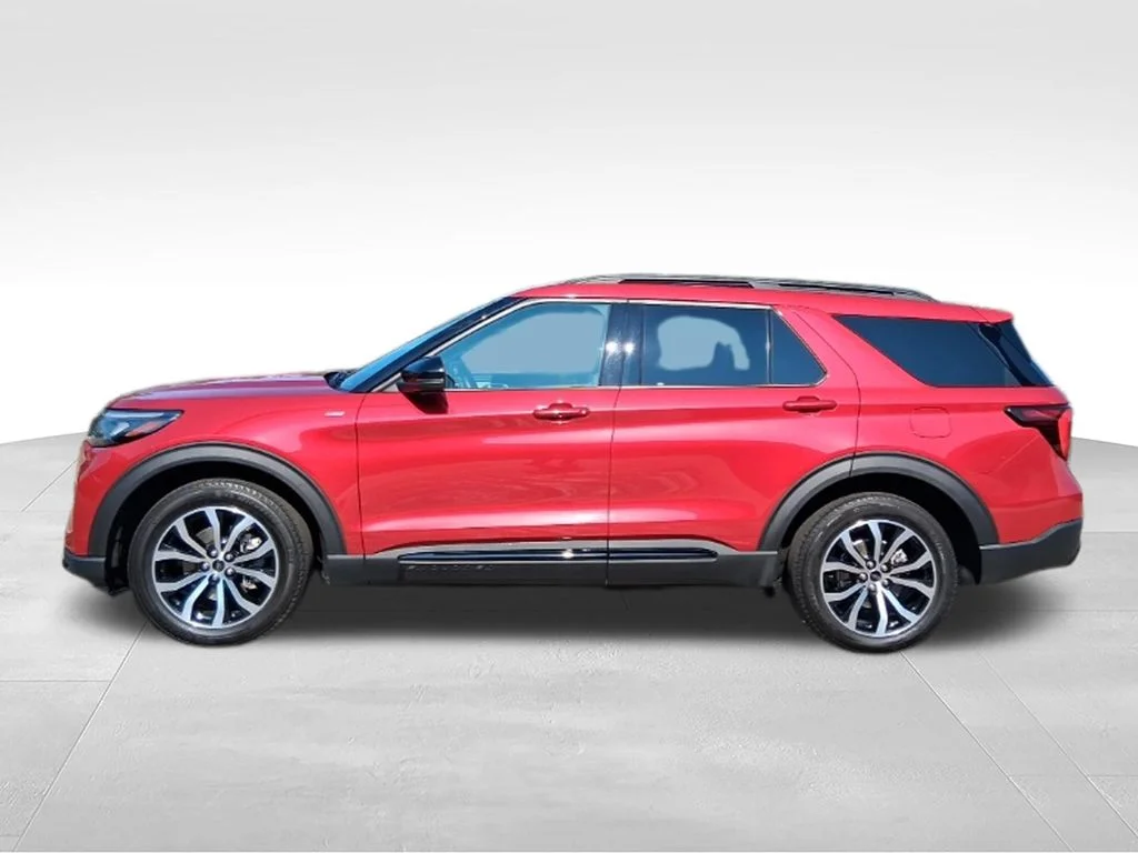 Used 2025 Rapid Red Metallic Tinted Clearcoat Ford ST-Line image 4