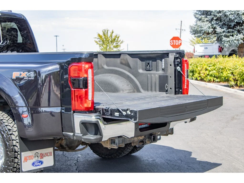 Used 2023 AGATE BLACK Ford LARIAT image 10