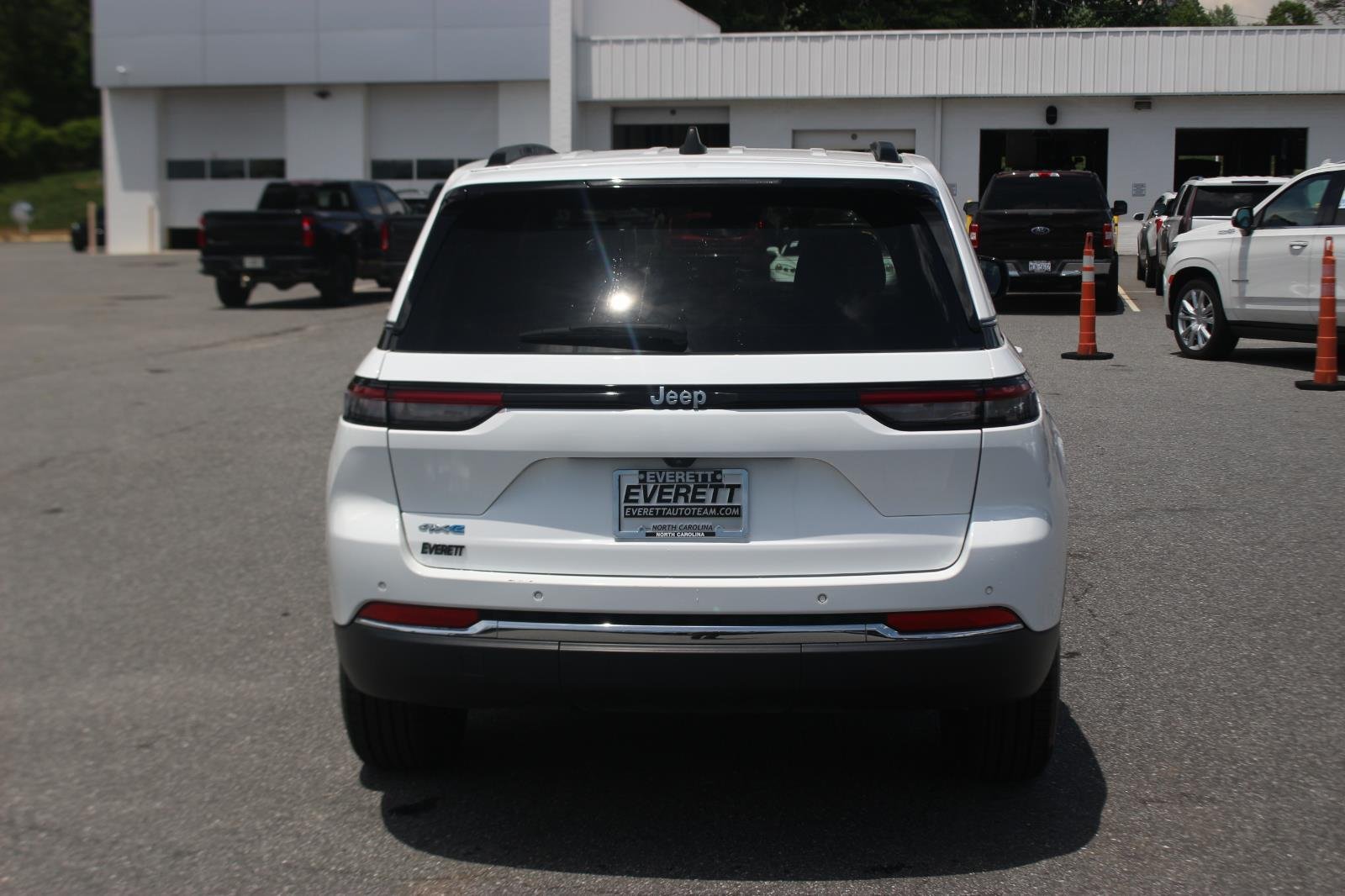 Used 2024 White Jeep 4x4 image 7