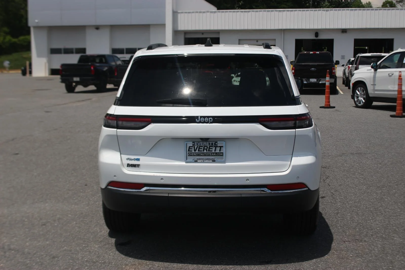 Used 2024 White Jeep 4x4 image 7
