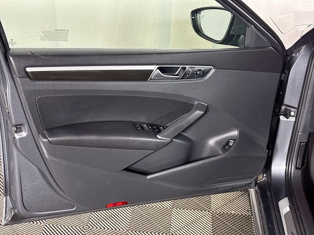 Used 2019 Platinum Gray Metallic Volkswagen 2.0T SE R-Line image 10
