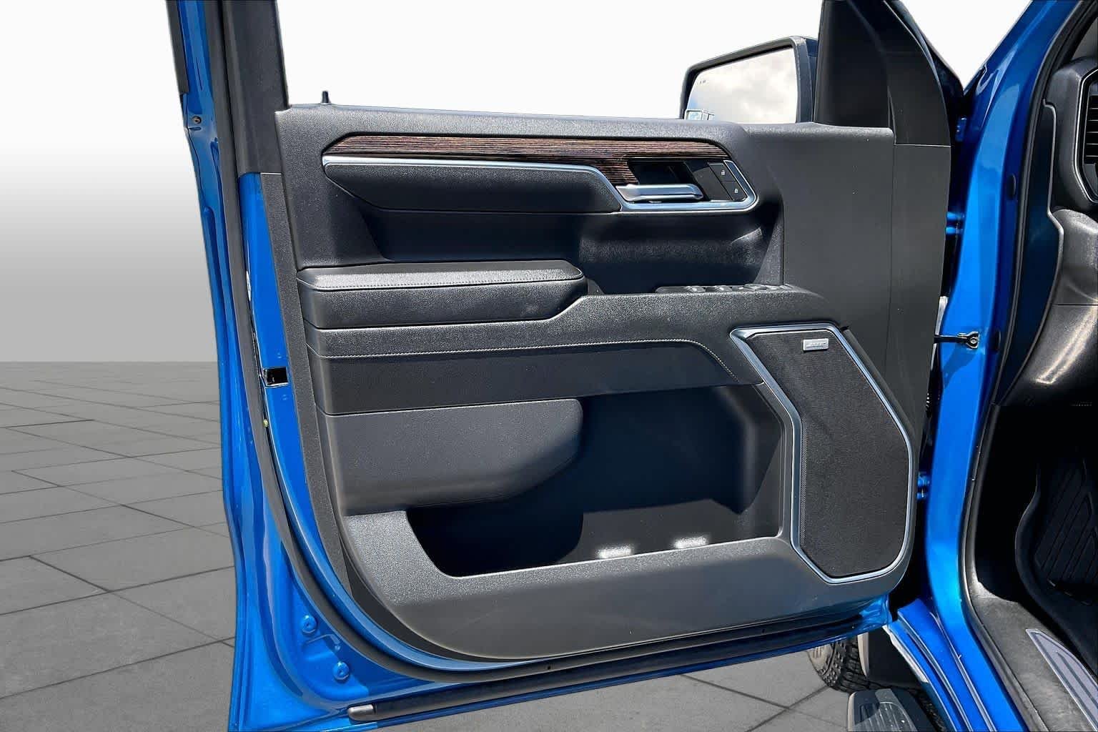 Used 2024 Dynamic Blue Metallic GMC Elevation image 22