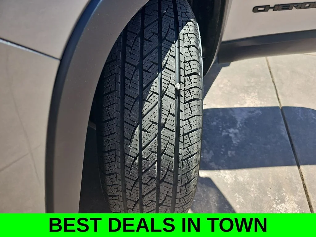 Used 2021 Silver Jeep Latitude Plus image 33