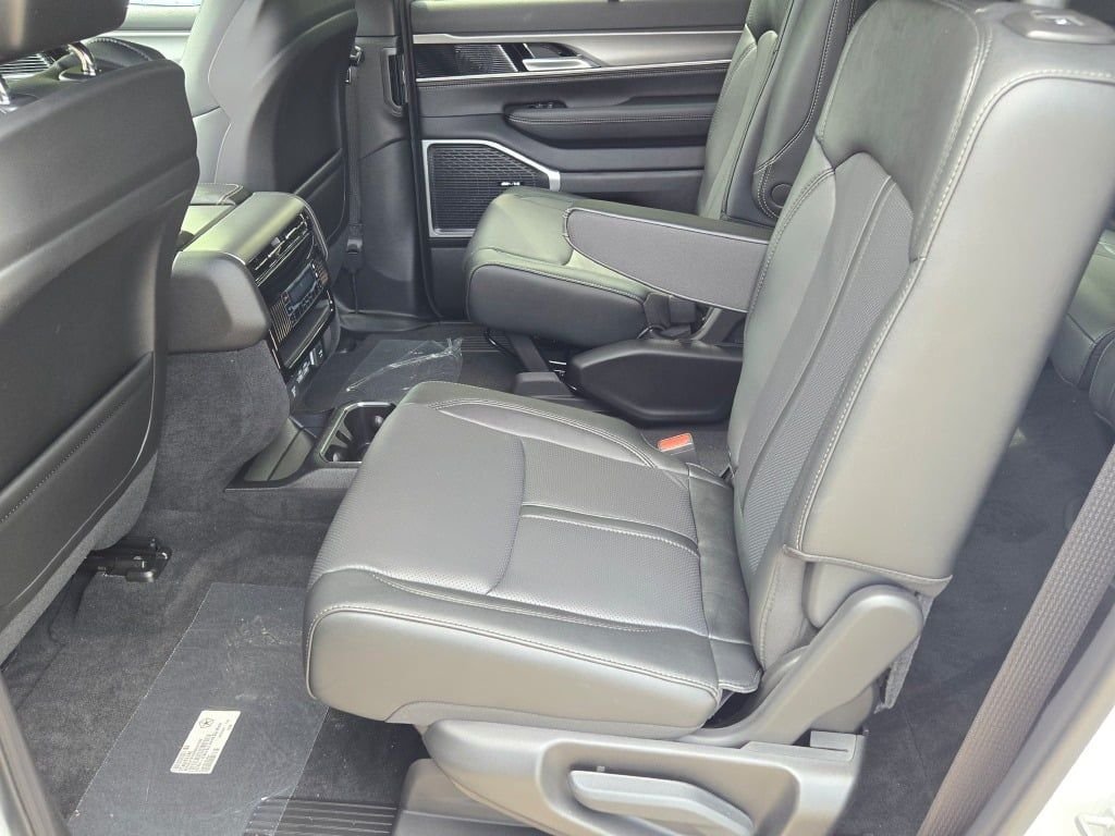 New 2026 Bright White Clear-Coat Exterior Paint Jeep Limited Altitude image 20