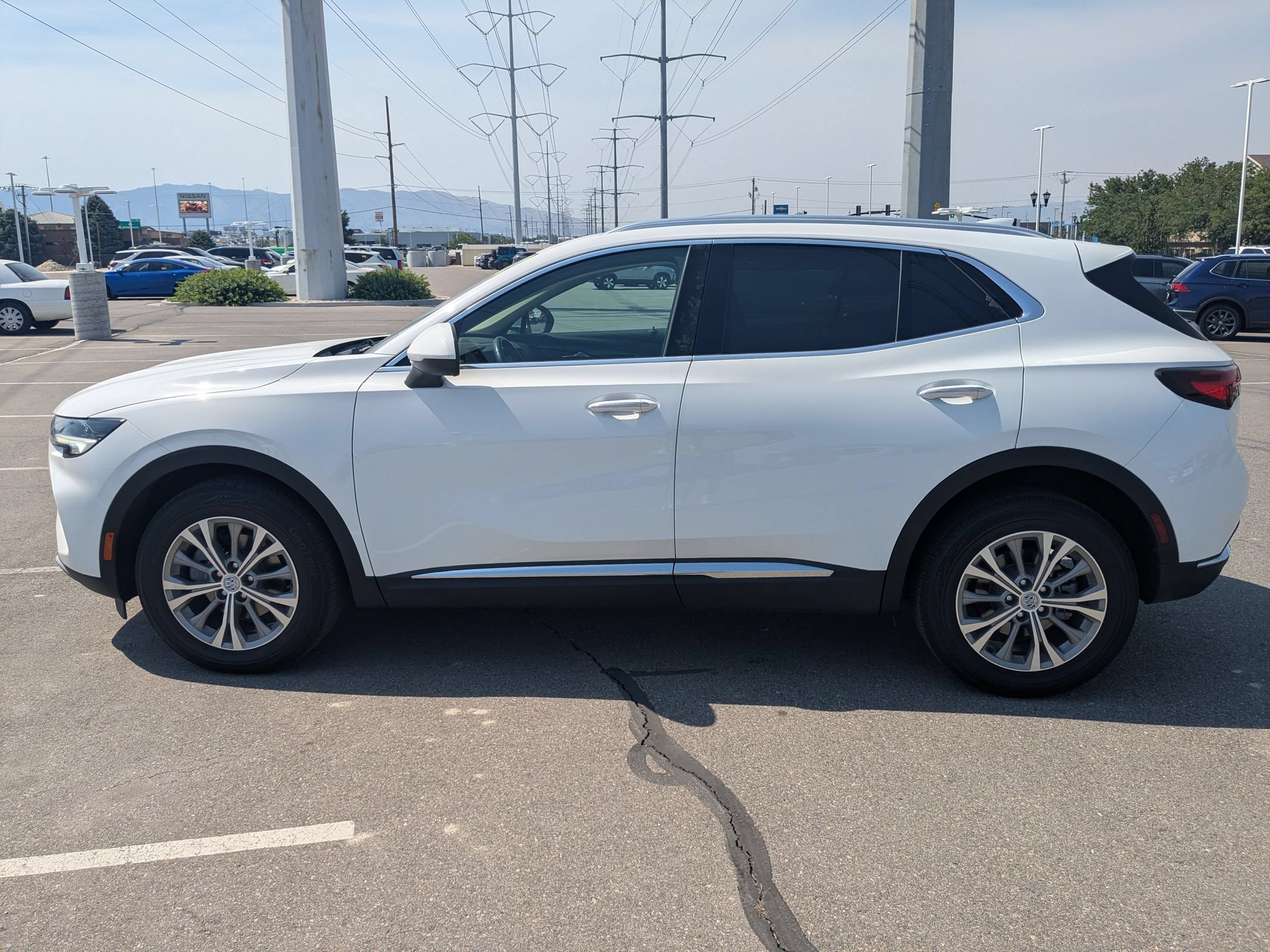 Used 2022 Summit White Buick Preferred image 7