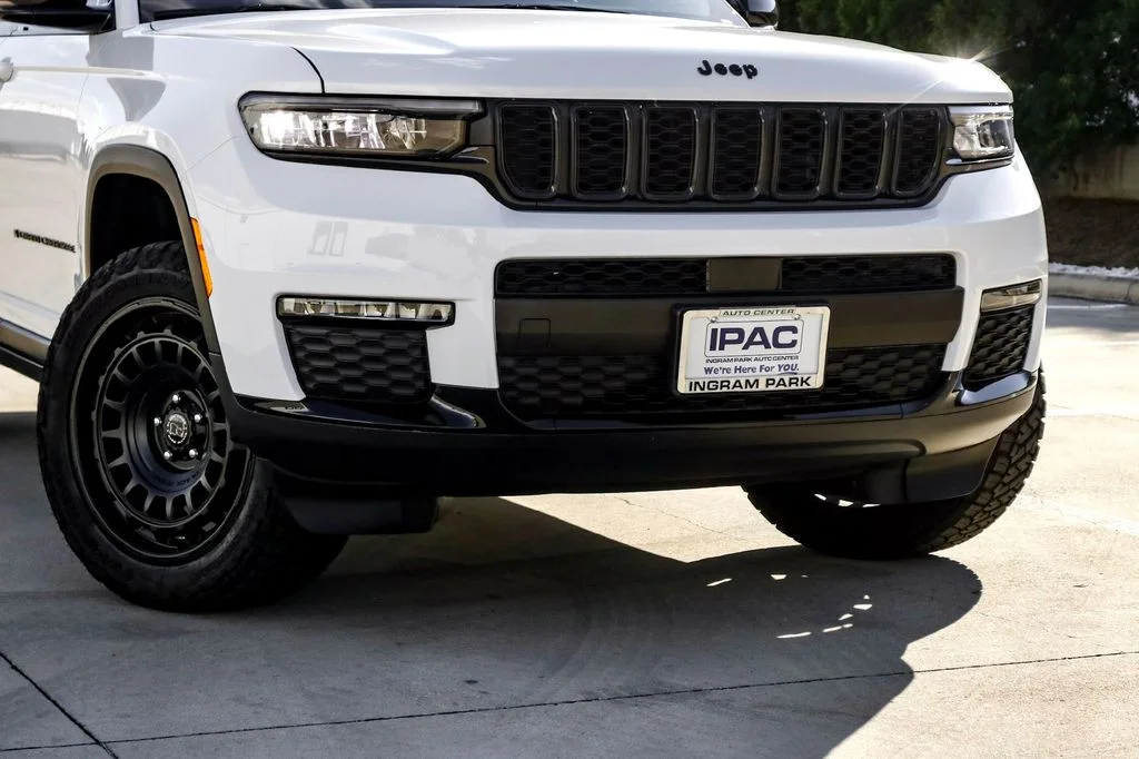 New 2025 White Jeep Limited image 3