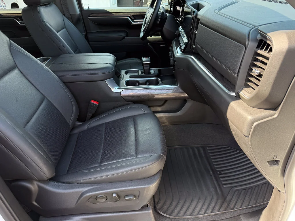 Used 2025 Summit White Chevrolet LTZ image 16