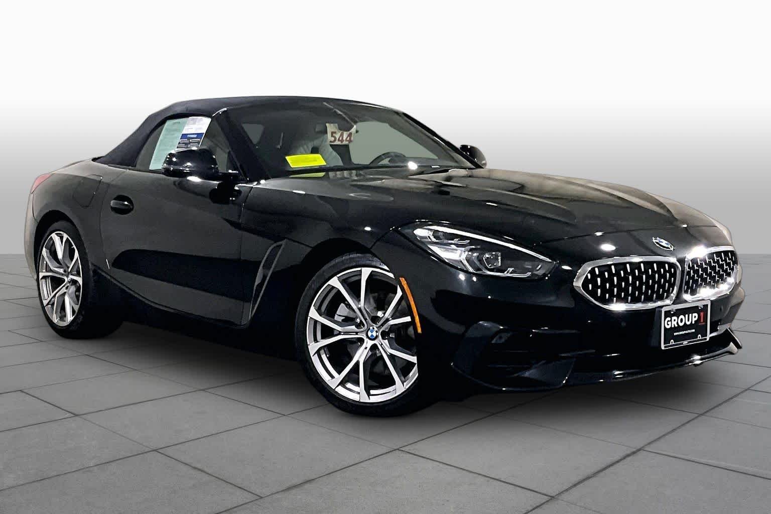 Used 2020 Black Sapphire Metallic BMW sDrive30i image 2