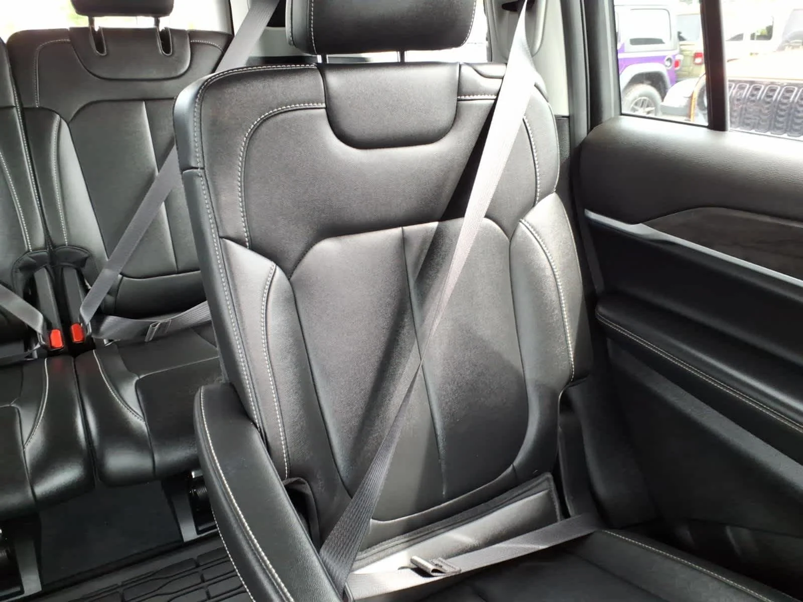 Used 2023 Diamond Black Crystal Pearlcoat Jeep Limited image 20