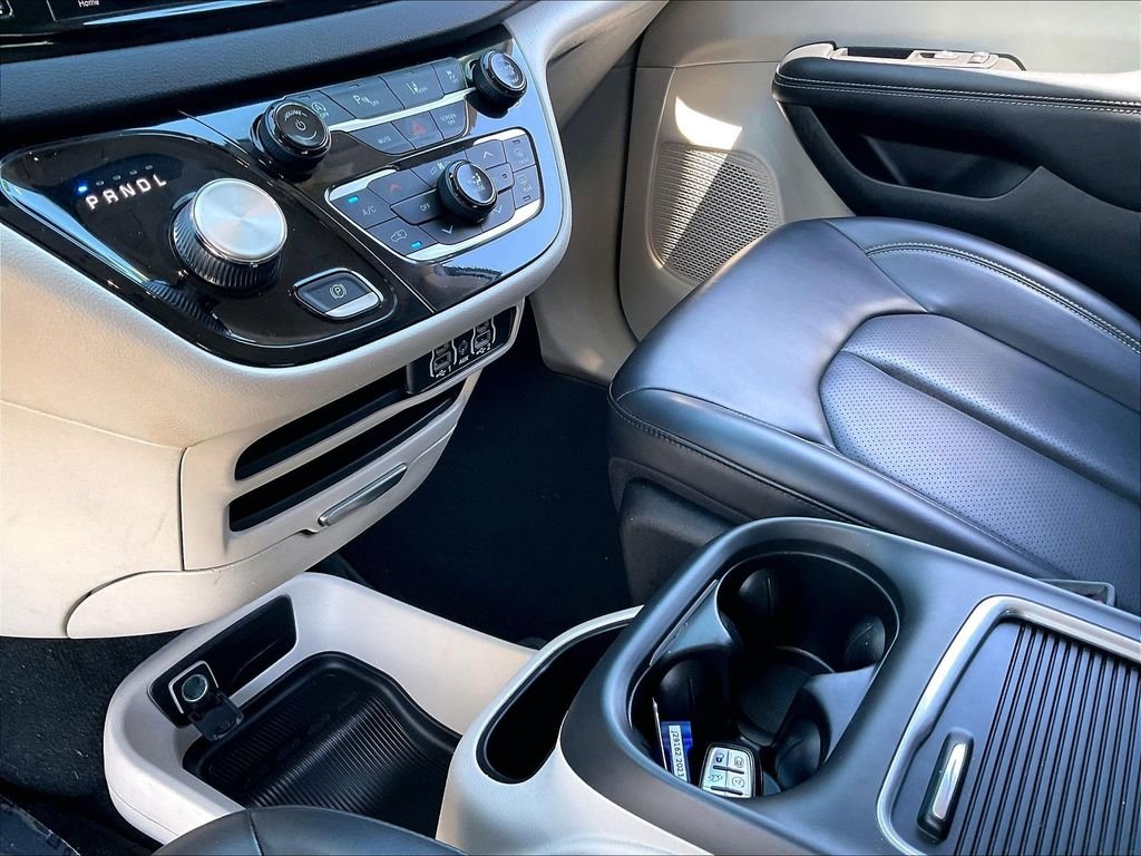 Used 2023 Silver Mist Clearcoat Chrysler Touring L image 20