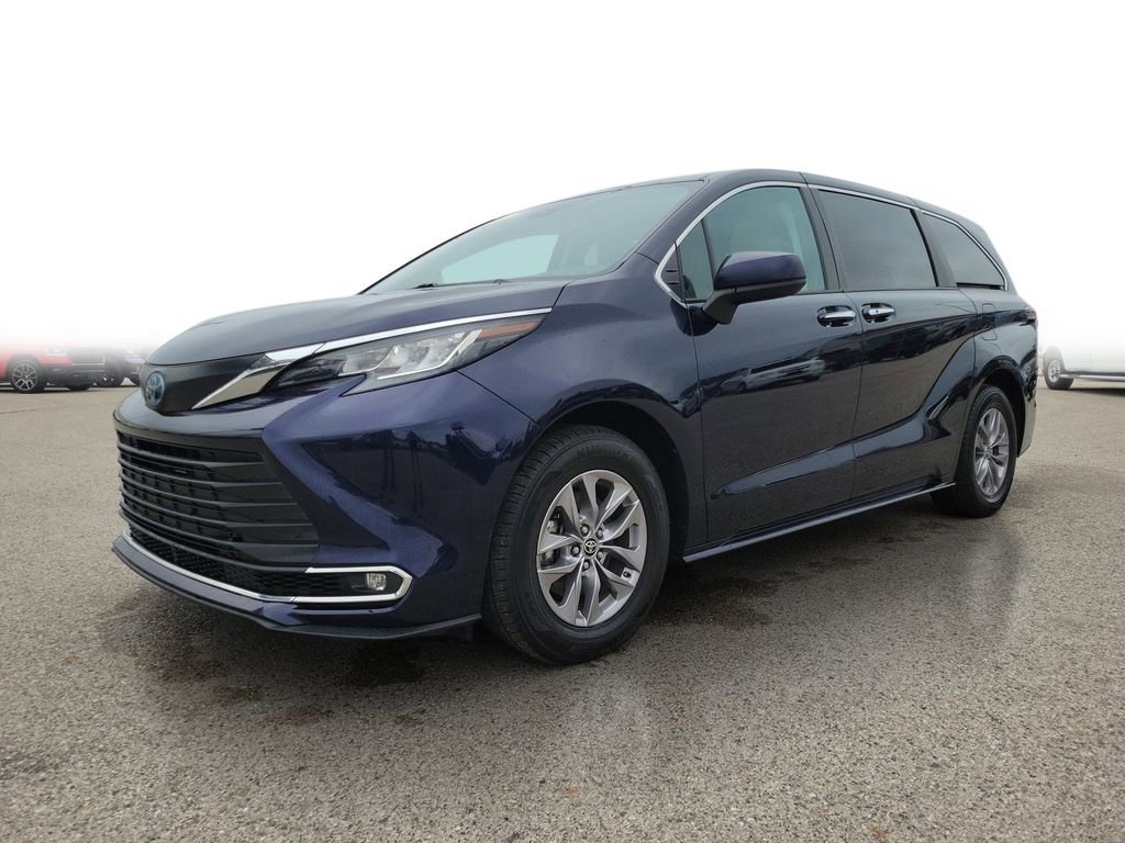 Used 2023  Toyota XLE image 2
