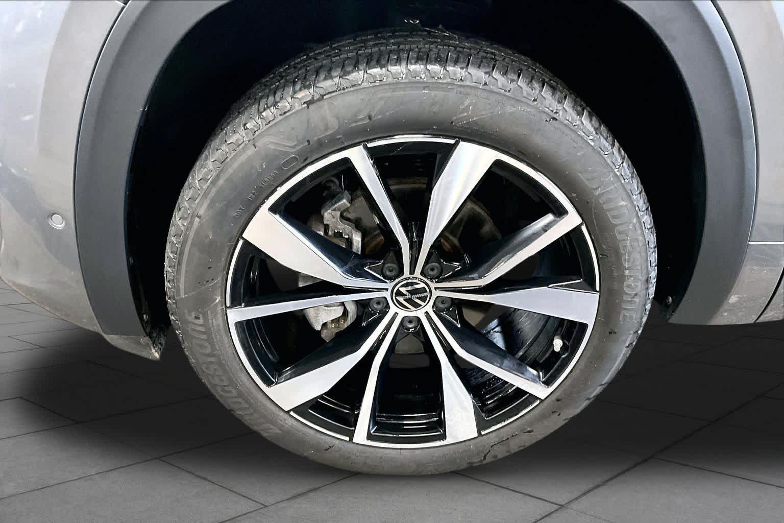 Used 2024 Platinum Gray Metallic Volkswagen 2.0T SEL Premium R-Line image 11