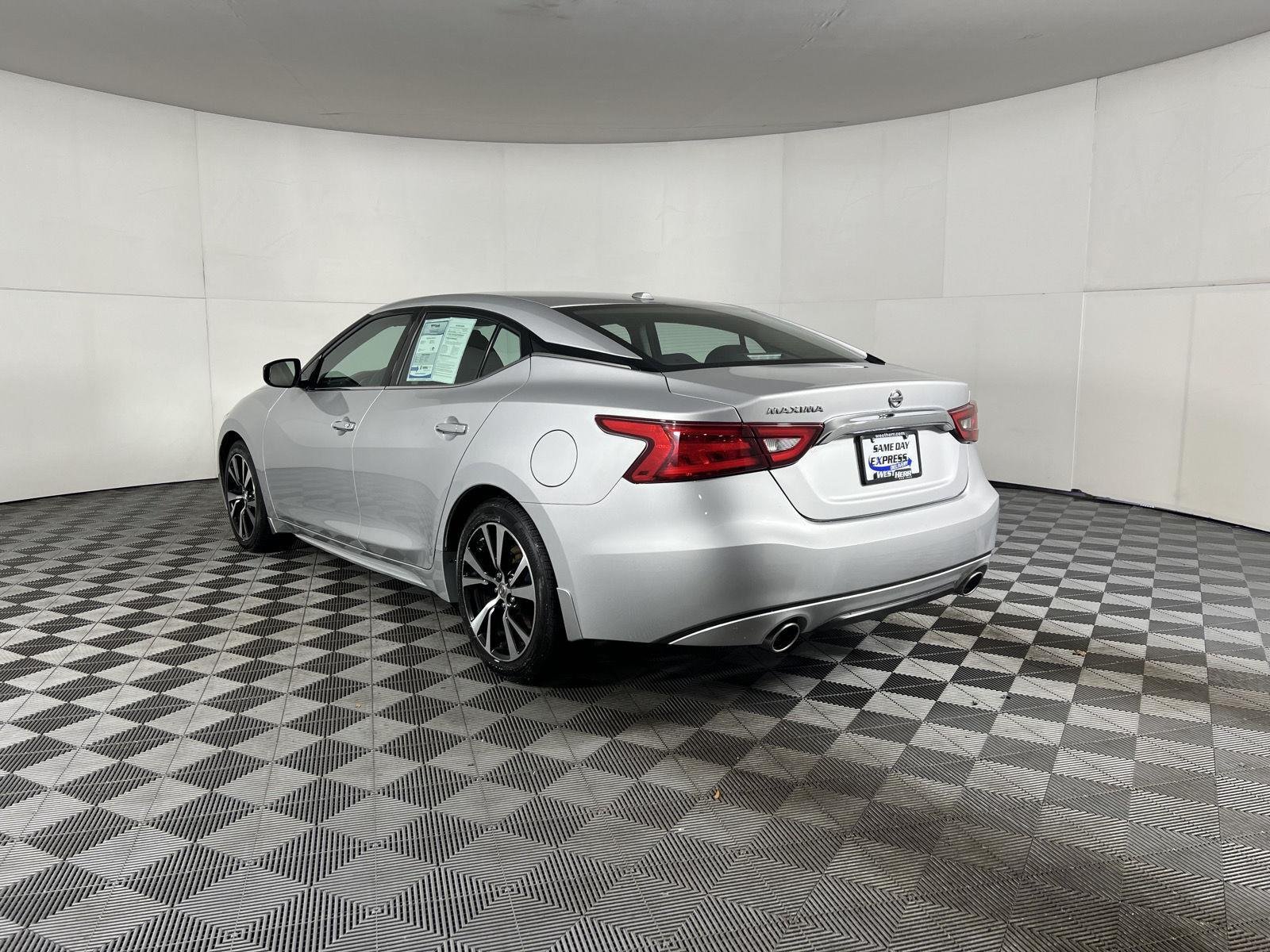 Used 2018 Brilliant Silver Nissan S image 5