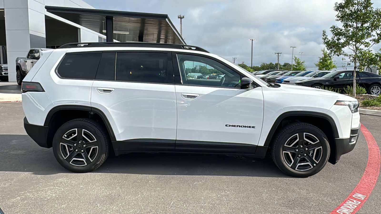New 2026 Bright White Clear-Coat Exterior Paint Jeep Laredo image 4