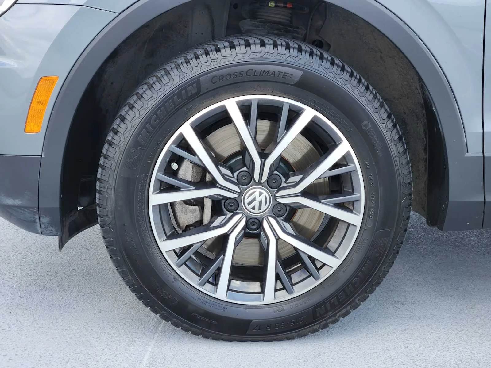 Used 2020 Platinum Gray Metallic Volkswagen SE image 10