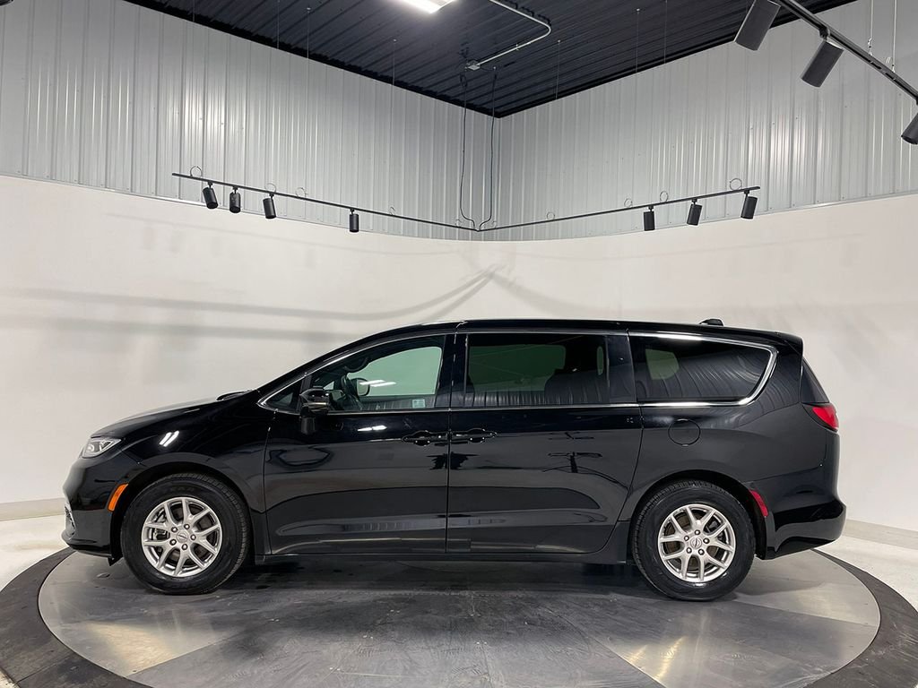 Used 2025 Black Chrysler Select image 16