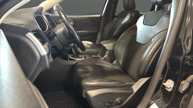 Used 2018 Diamond Black Crystal Pearlcoat Jeep Latitude Plus image 9