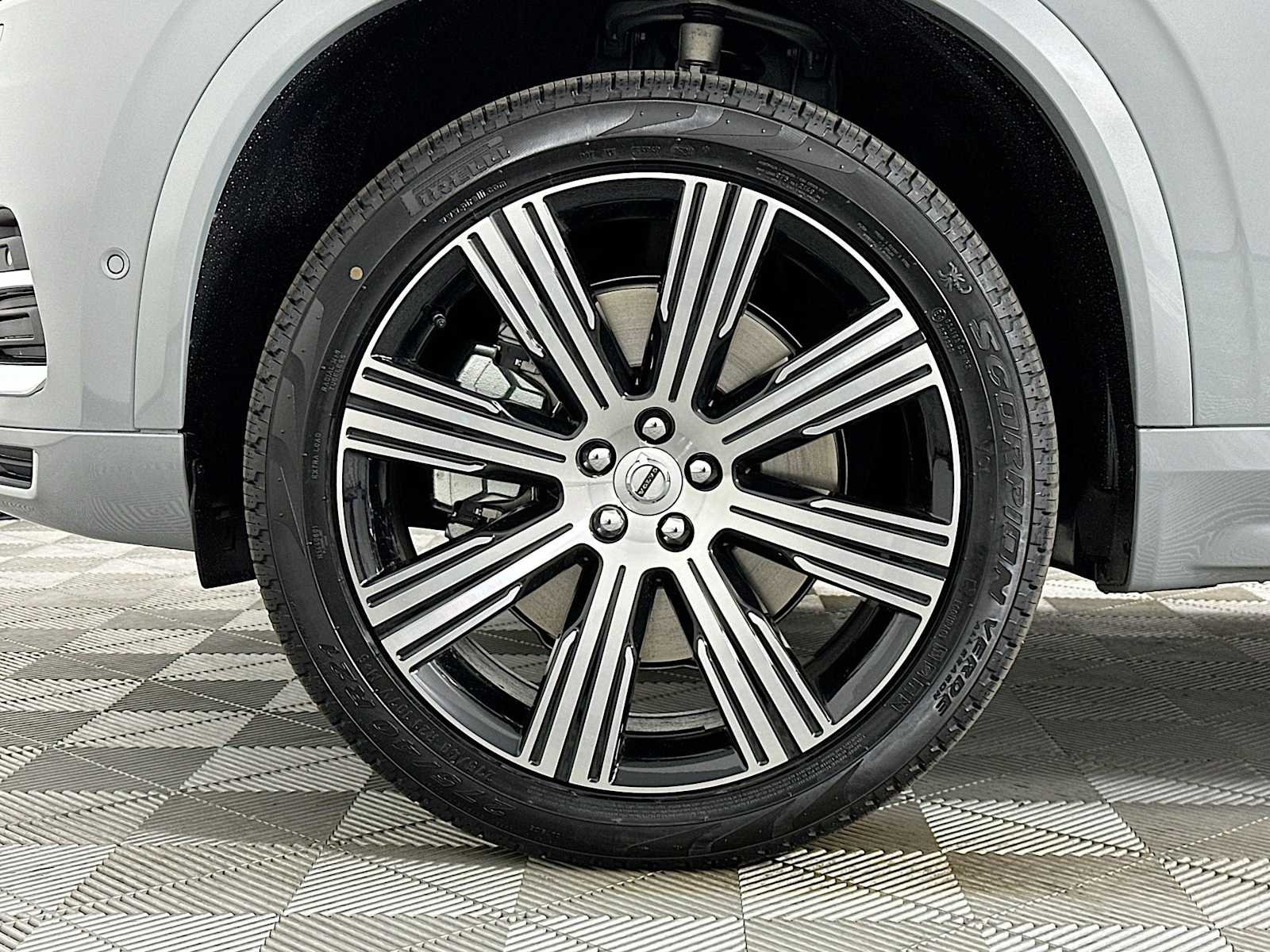 Certified Used 2025 Vapour Grey Volvo Plus image 28