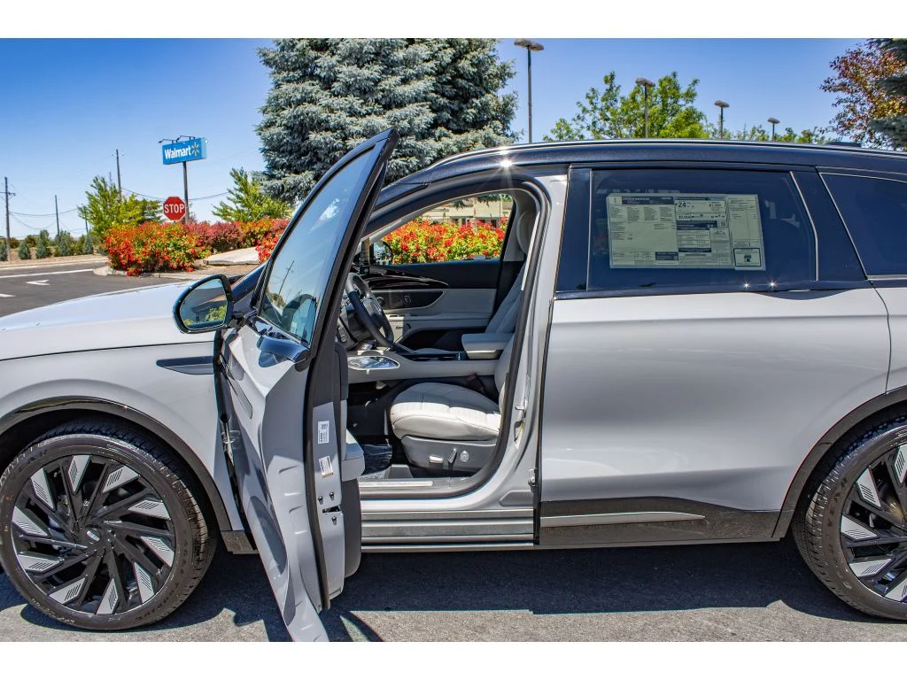 New 2026 Gray Matter Metallic Clearcoat Lincoln Reserve image 29