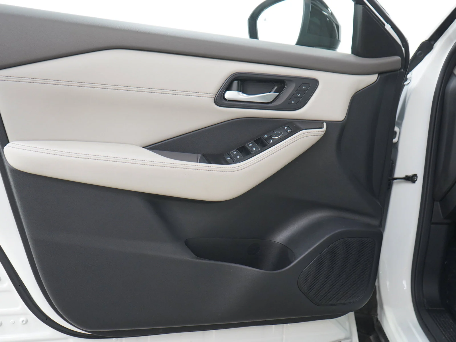 Used 2023 Pearl White Tricoat/Super Black Nissan SL image 19