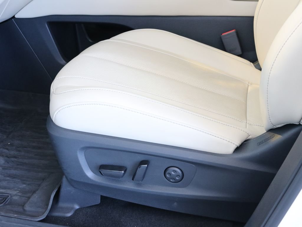Certified Used 2025 White INFINITI LUXE image 27