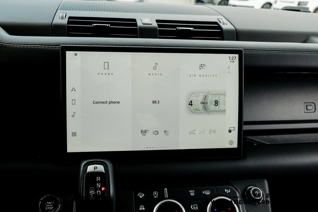 Used 2025 Black Land Rover X-Dynamic SE image 34