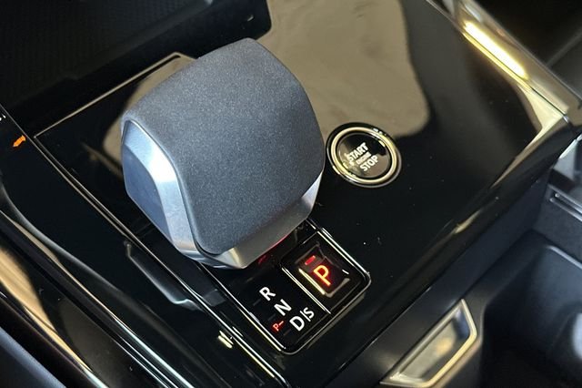 New 2026 Santorini Black Land Rover Dynamic SE image 21