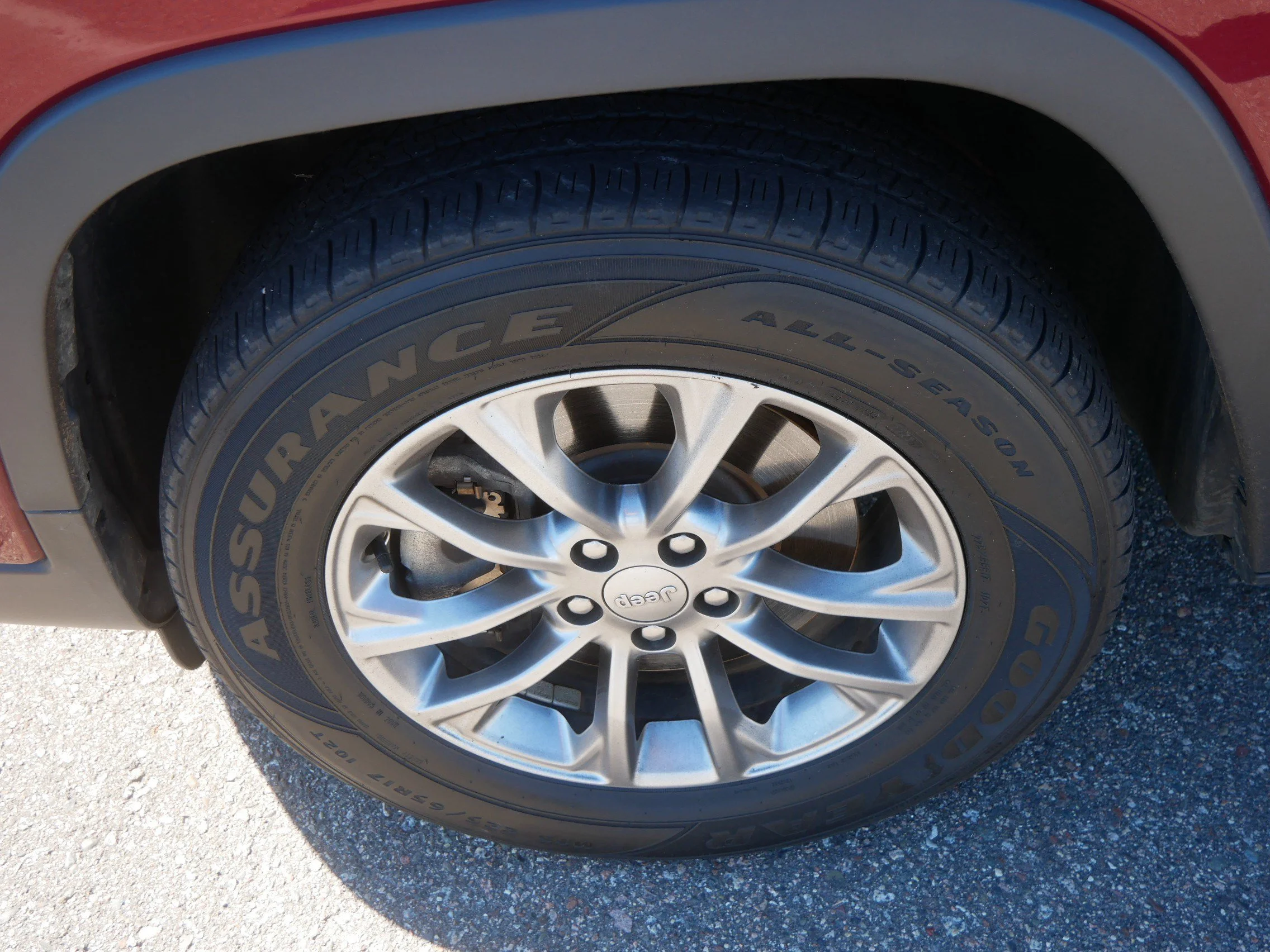 Used 2020 Velvet Red Pearlcoat Jeep Latitude Plus image 16