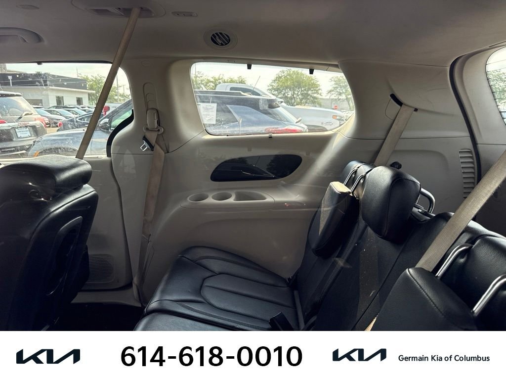 Used 2018 Silver Chrysler Touring L image 10