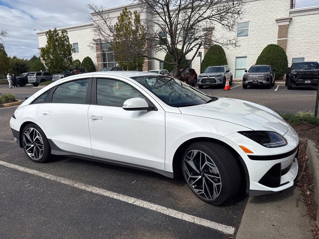 Used 2023 White Hyundai SEL image 1