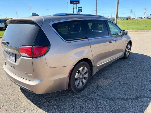 Used 2017 Gray Chrysler Platinum image 3