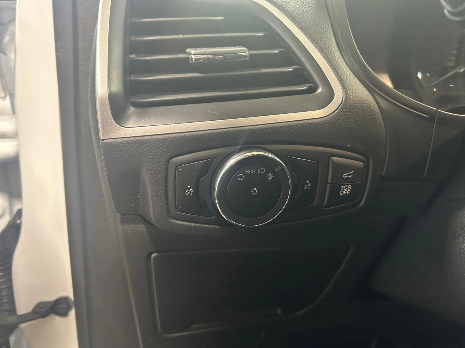 Used 2023 OXF WHITE Ford SEL AWD image 16