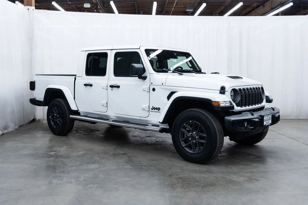 2026 Jeep Gladiator Sport S Auto's photo