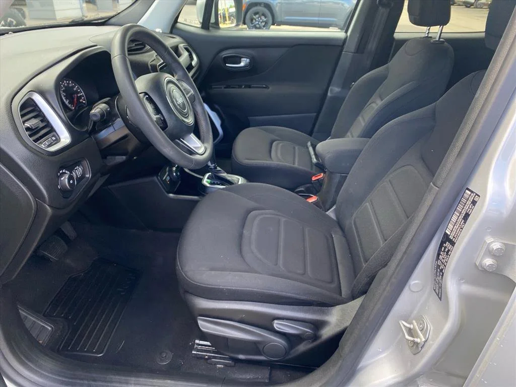 Used 2020 Glacier Metallic Clearcoat Jeep Latitude image 9