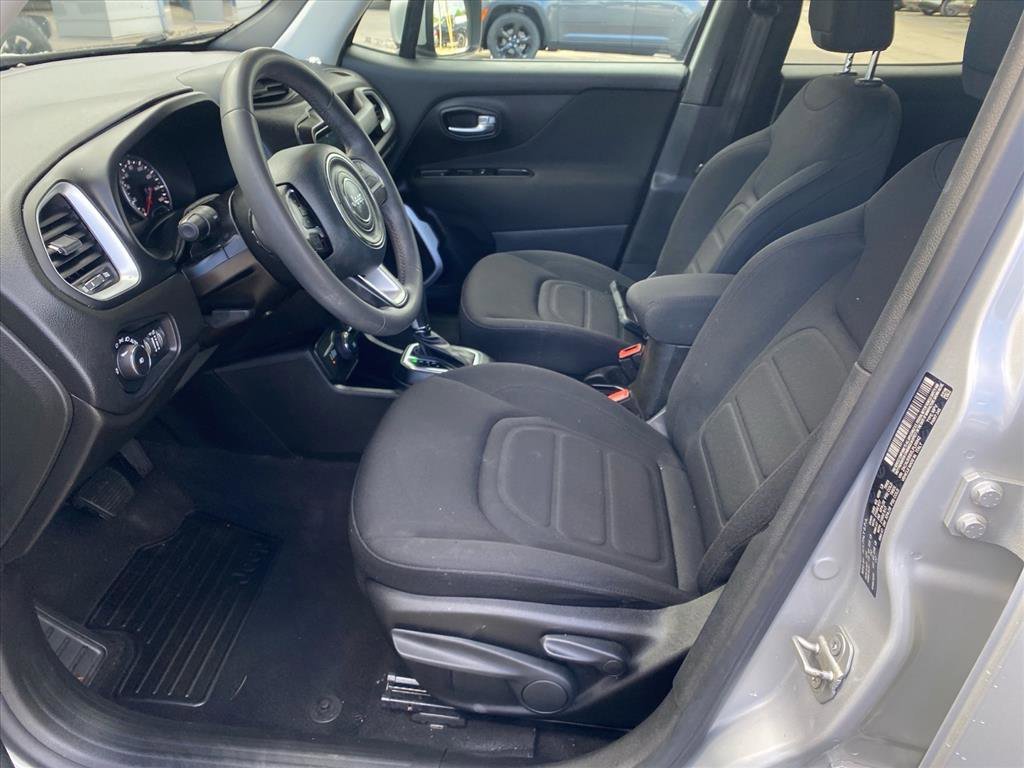 Used 2020 Glacier Metallic Clearcoat Jeep Latitude image 9