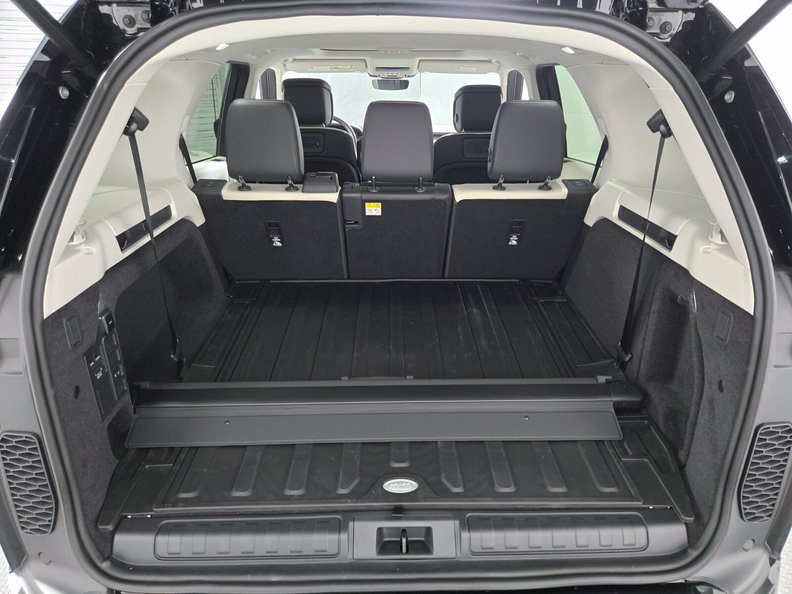 New 2026 Santorini Black Land Rover Dynamic SE image 15
